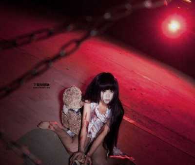 妹妹背着洋娃娃是什么(她会给洋娃娃穿什么衣服呢)