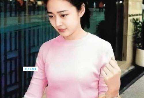 天王嫂朱丽倩的简介:低调生活背后的豪门千金与幸福家庭。