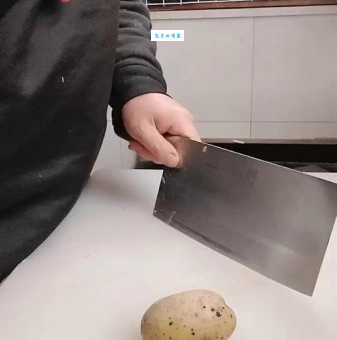 再也不怕切土豆粘刀了!教你几招快速切土豆技巧