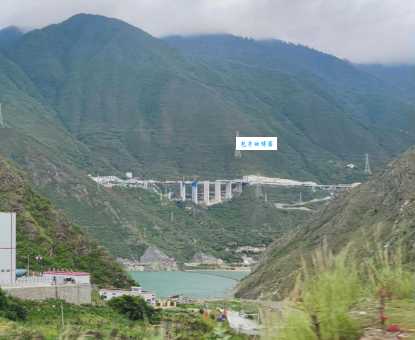寻找泸定桥：四川省泸定县大渡河上的历史名桥