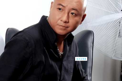 零点乐队主唱周晓鸥 他的音乐之路与人生故事