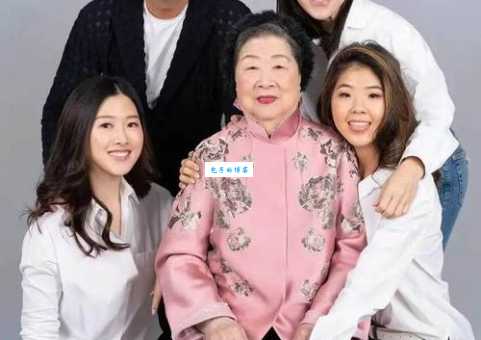 王伟忠女儿与父亲互动 温馨家庭日常大公开